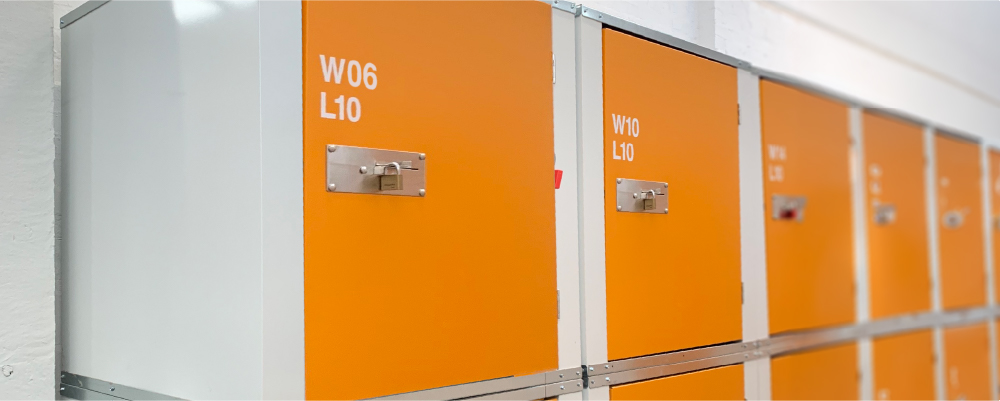 A small Len’s luggage locker